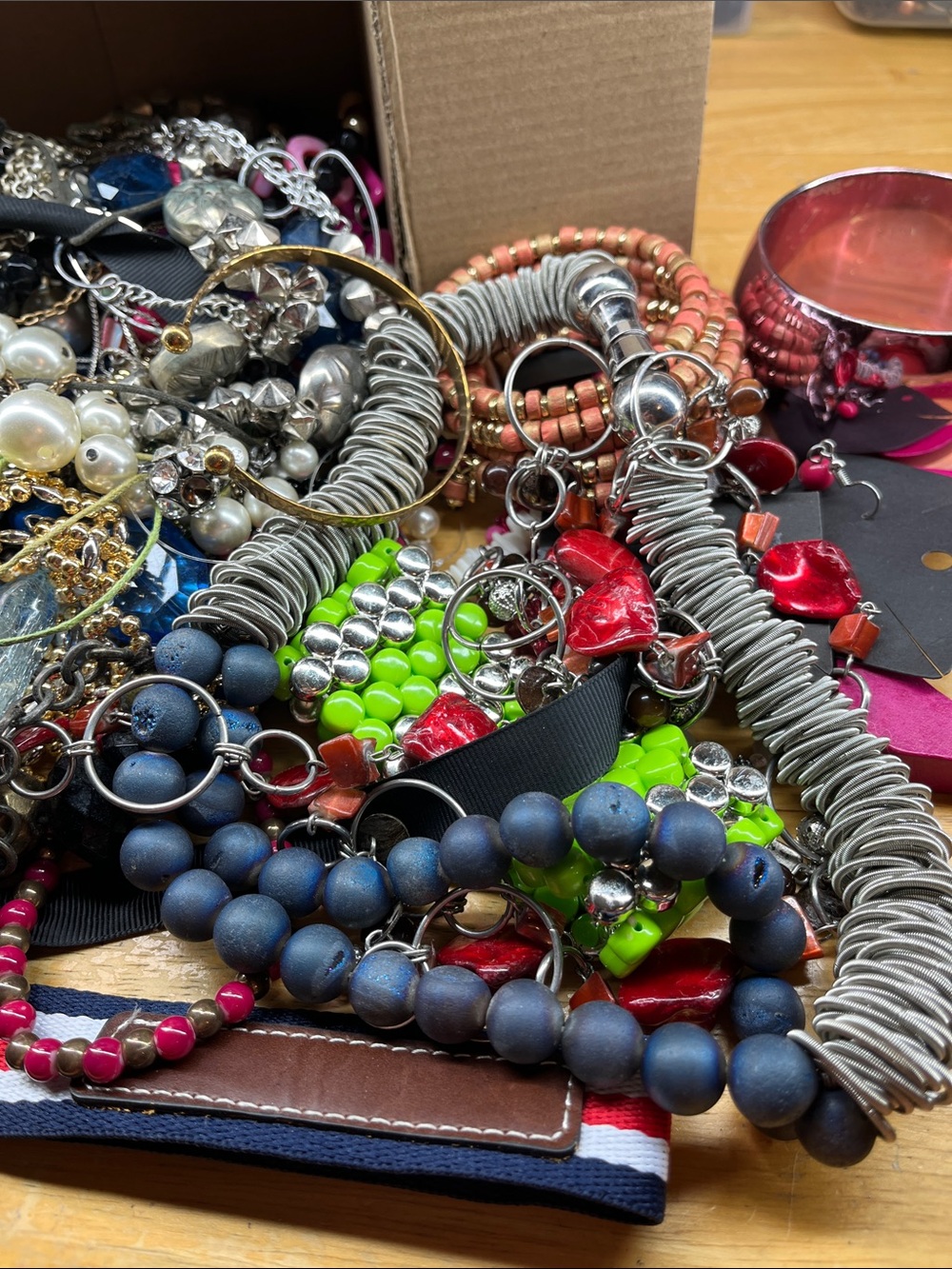 Scrap jewelry lot, lot 0517A, 4.36 lbs - Picture 3 of 11